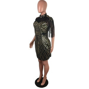 Détails de sequins dorés géométriques et franges sur une robe de soirée moulante