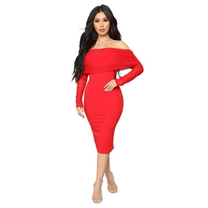 Elegante abito midi rosso con spalle scoperte, maniche in mesh e taglio aderente