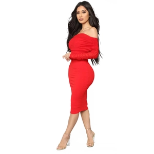 Abito longuette rosso sexy con spalle scoperte, maniche lunghe e arricciature