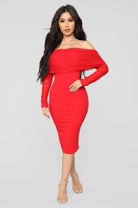 Abito midi rosso attillato con spalle scoperte, maniche arricciate in mesh e vestibilità slim