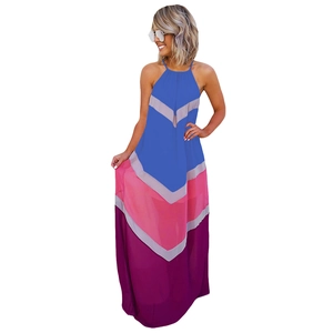 Détail d'une robe longue dos nu bohème avec motif color block bleu rose et violet