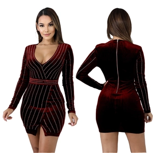 Sexy burgunderrotes Samt-Minikleid mit tiefem V-Ausschnitt und funkelnden Strasssteinen