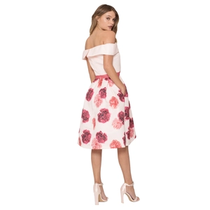Elegantes schulterfreies Midikleid mit Blumenmuster und rosa Gürtel für den Sommerlook