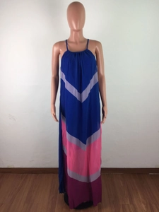 Détail d'une robe longue sans manches avec motifs géométriques colorés en blocs