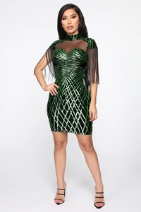 Détail d'une mini robe à paillettes vertes avec décolleté en mesh et glands aux épaules