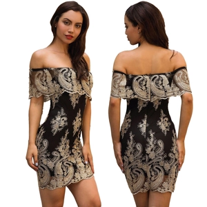 Robe de cocktail chic à épaules dénudées avec broderies dorées et dentelle paisley