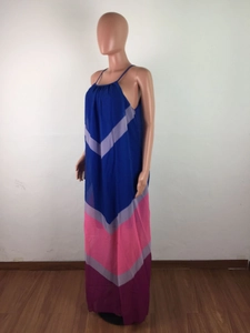 Détail de rayures en V géométriques multicolores sur une robe longue dos nu sans manches