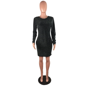 Détail de la mini robe noire à paillettes avec manches longues et texture métallique brillante