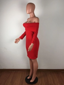 Dettaglio dell'abito aderente rosso con spalle scoperte, maniche lunghe e vestibilità