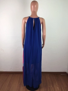 Vue détaillée du dos d'une robe longue bleue à licou avec fente en forme de goutte d'eau
