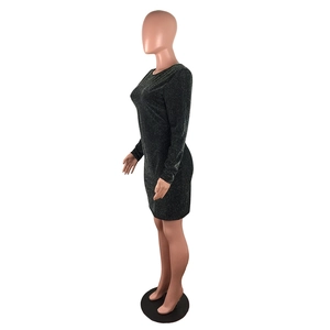 Détail du tissu noir scintillant et coupe moulante de cette robe de soirée à manches longues