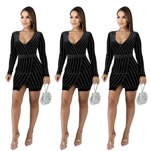 Sexy schwarzes V-Ausschnitt Minikleid mit silbernen Strassstreifen und langen Ärmeln