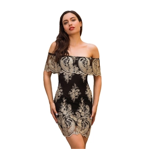 Robe de soirée noire à épaules dénudées avec broderies dorées et détails en tulle