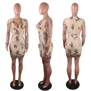 Détails en trois vues d'une robe courte à paillettes abricot avec décolleté en V profond
