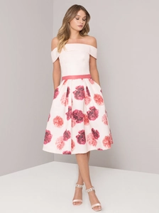 Nahaufnahme von rosa schulterfreiem Blumenkleid mit Samtgürtel und Nelkendruck