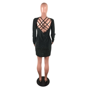 Détail d'une robe dos nu à paillettes avec design complexe de sangles croisées