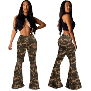 Jean évasé camouflage sexy pour femme avec genoux déchirés et haut dos nu