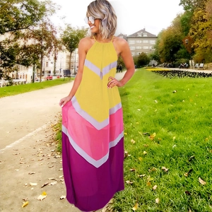 Détail de robe longue sans manches multicolore avec motifs ondulés en mousseline fluide