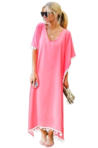 Robe de plage rose en mousseline avec col en V, bordure pompons blancs et coupe ample