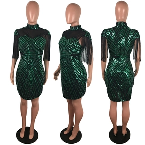 Détails de la robe moulante à paillettes vertes avec motifs géométriques et franges