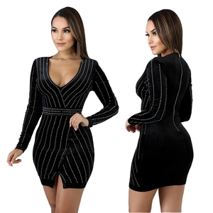 Elegantes schwarzes Samt-Bodycon-Kleid mit funkelnden Strasssteinen und tiefem V-Ausschnitt