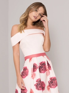 Detail des rosa schulterfreien Blumenkleids mit Satin-Gürtel und großem Blumendruck