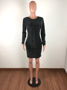 Détail d'une mini-robe moulante noire en tissu pailleté scintillant à manches longues