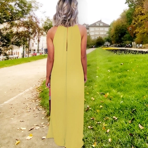 Détail d'une robe longue jaune dos nu avec licou et silhouette fluide minimaliste