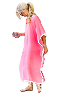 Détail du caftan rose en mousseline avec bordures à pompons blancs et col en V