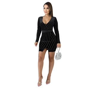 Detail der silbernen Strassstreifen auf einem schwarzen Samt-Bodycon-Kleid mit V-Ausschnitt
