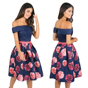 Detail der schulterfreien dunkelblauen Kleid mit Blumenmuster und rosa Satin-Gürtel