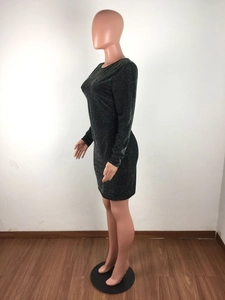 Détail de la robe moulante noire à manches longues avec paillettes argentées