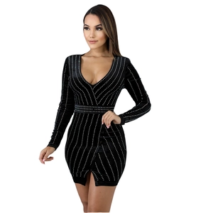 Sexy schwarzes Samt-Langarm-Bodycon-Kleid mit Strasssteinen und tiefem V-Ausschnitt