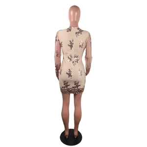 Détails du dos avec broderies de paillettes et fermeture éclair invisible sur la robe