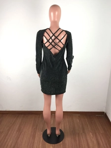 Détail du dos d'une robe mini noire à paillettes dos nu avec des bretelles croisées
