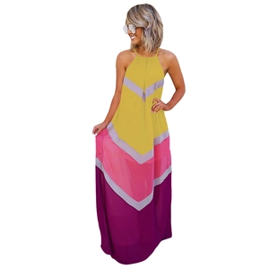 Détail du motif zigzag coloré sur une robe longue dos nu sans manches pour vacances