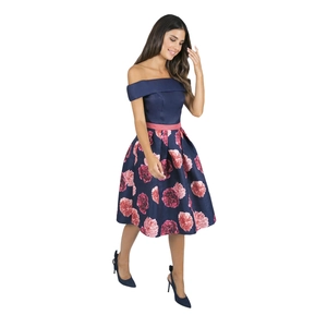 Schulterfreies Faltenkleid in Dunkelblau mit rosa Taillengürtel und Blumenmuster