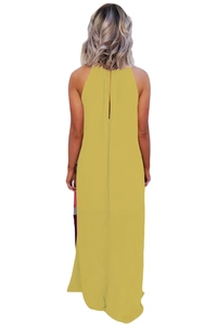 Détail d'une robe longue jaune avec décolleté dos nu et design ouvert dans le dos
