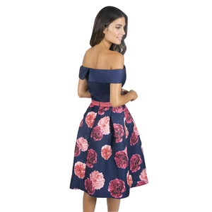 Dunkelblaues Off-Shoulder-Maxikleid mit Blumenmuster und betonter Taille in Pink
