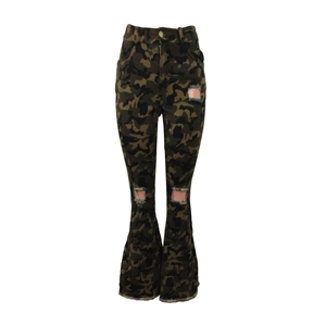 Gros plan sur le jean camouflage évasé avec genoux déchirés et ourlets effilochés