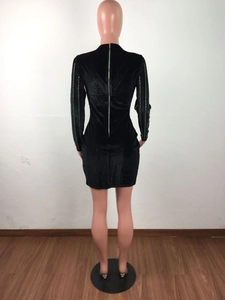 Détail d'une robe en velours noir avec fermeture éclair au dos et strass aux manches