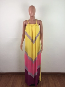 Détail de l'imprimé à vagues colorées sur une robe longue d'été à fines bretelles