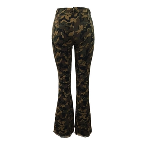 Vue détaillée du dos d'un jean évasé camouflage taille haute avec poches et ourlet