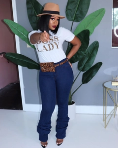 Détail du t-shirt BOSS LADY porté avec un jean empilé et un sac banane léopard