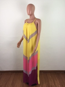 Vue latérale détaillée d'une robe longue ample avec des motifs de rayures jaunes et violettes