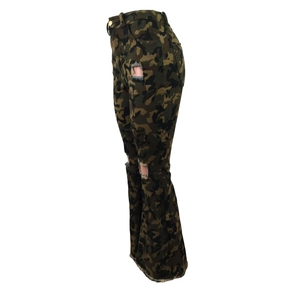 Détail du jean évasé camouflage à taille haute avec genoux déchirés et ourlets effilochés