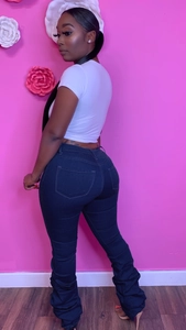 Vue détaillée du jean skinny bleu foncé avec taille haute et ourlet froncé à la cheville