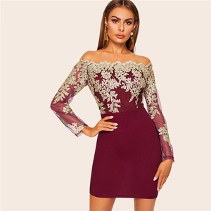 Détails de broderie en dentelle dorée et bords festonnés sur robe bordeaux chic