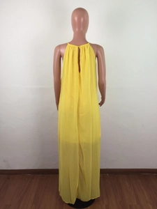 Vue détaillée du dos nu avec tissu plissé et ouverture en goutte d'eau sur la robe maxi jaune
