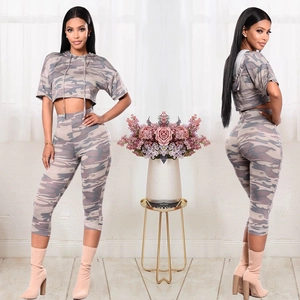 Ensemble Haut Et Bas Femme Camouflage Imprimé Casual Streetwear Haut Court à Capuche Manches Courtes Et Pantalon Capri en Coton